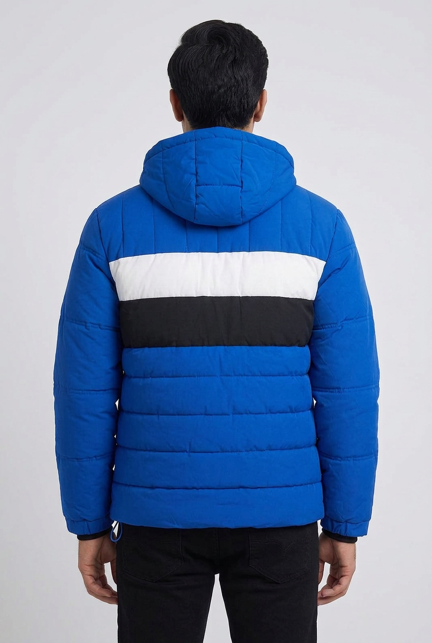 Модел със синьото яке в гръб